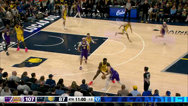 湖人新星布朗尼真是太霸气侧漏了！在今天湖人客场挑战步行者的比赛中，当时比赛进行到