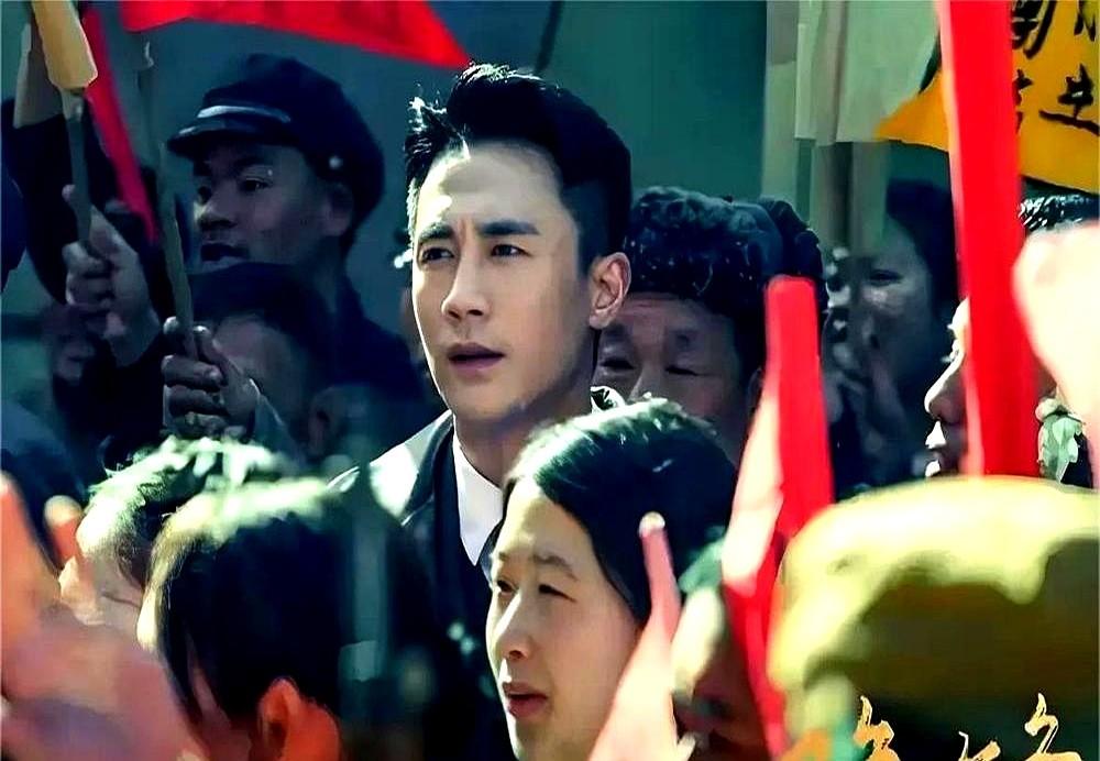 最近刷谍战剧真的被整无语了！某部新剧男主全程板着脸，眼神跟焊了钢板似的，生怕别人