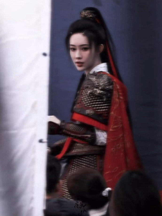 孟子义暮晚摇女将军造型，谁懂这个孟子义妥妥的鲜衣怒马女将军的具象化了呀，一整个有