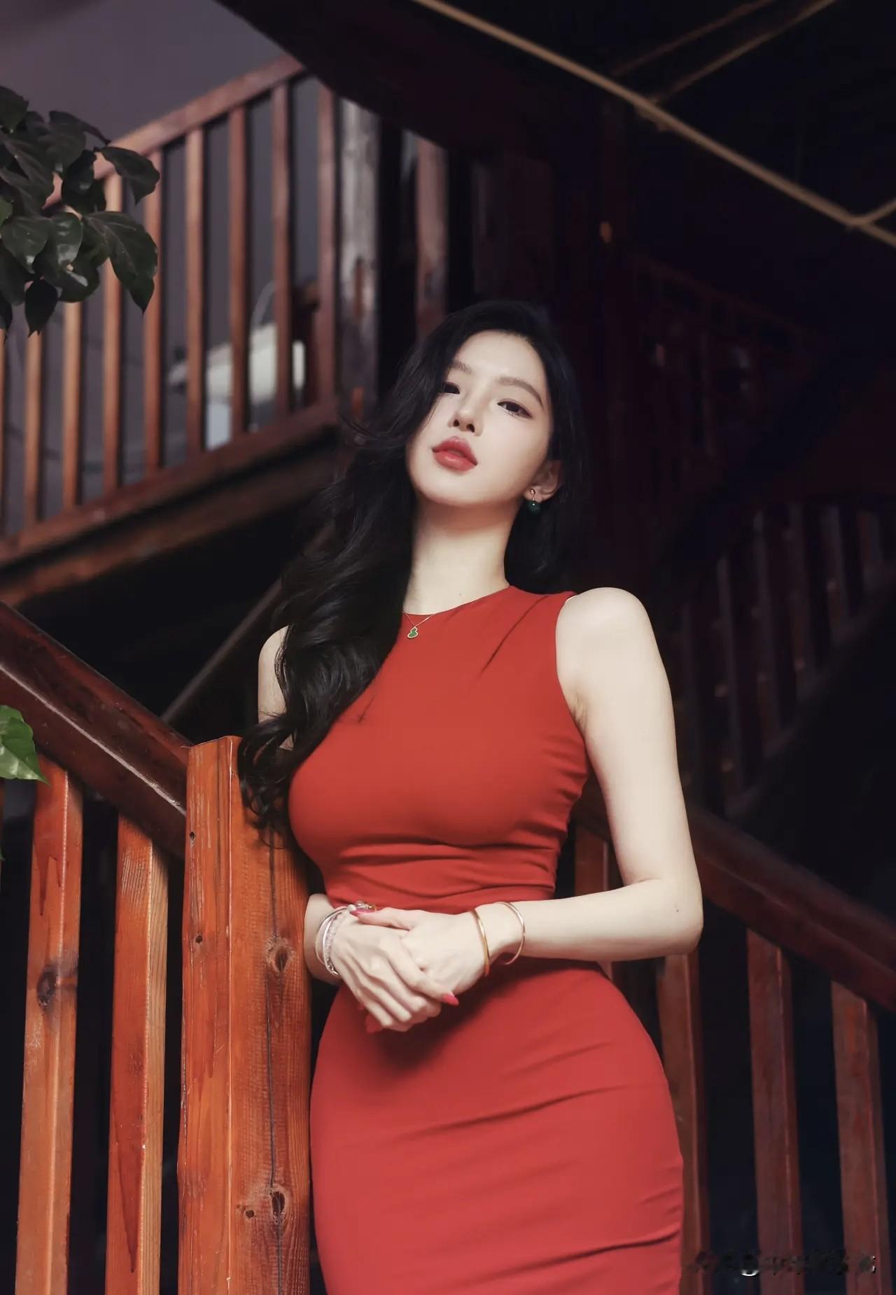 热情似火暖调的复古木质楼梯间里，浓郁的红调直接撞进视线，一身正红色无袖包臀