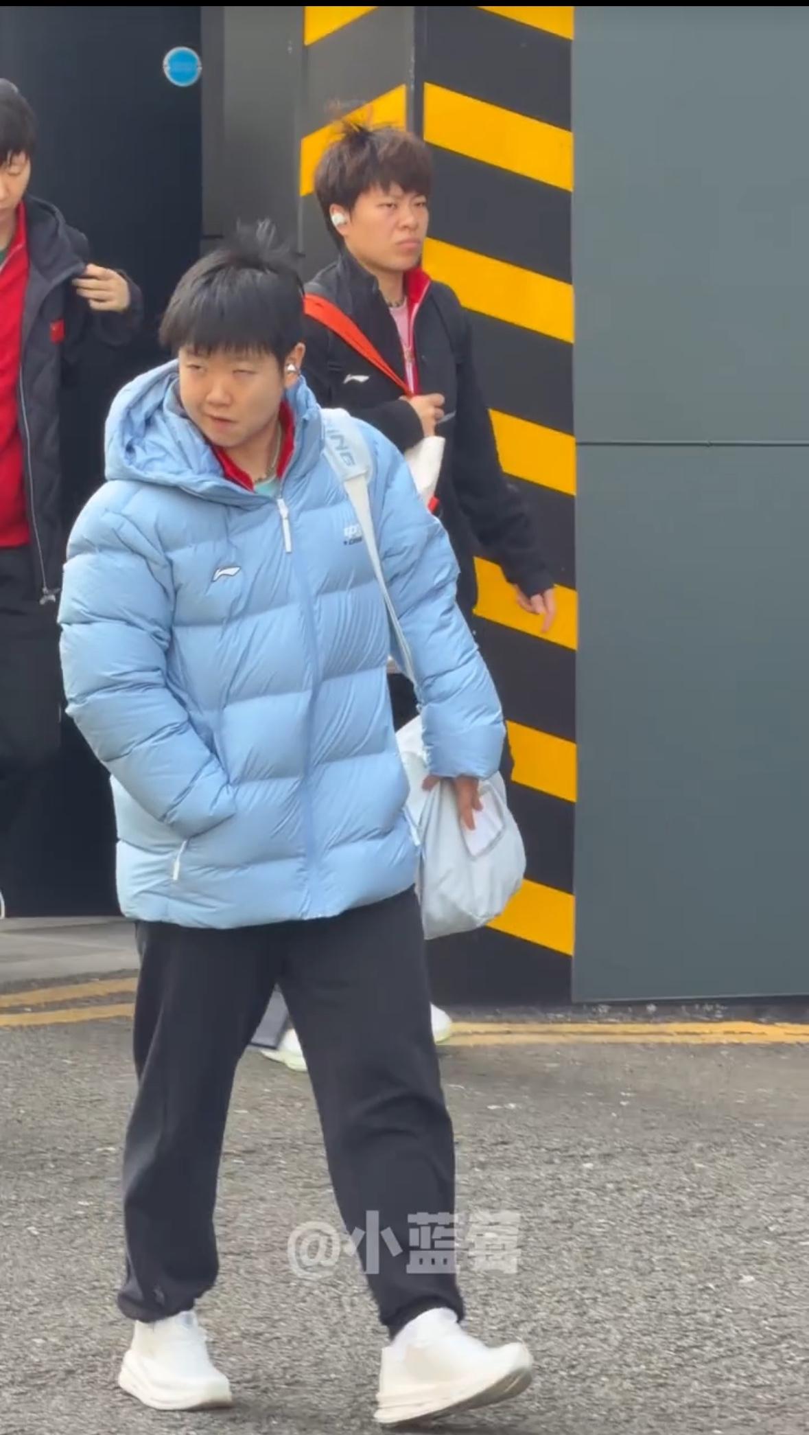 莎莎好霸气，上训简直就是自信放光芒，背着小书包，已经形成习惯去上学了！这样来说