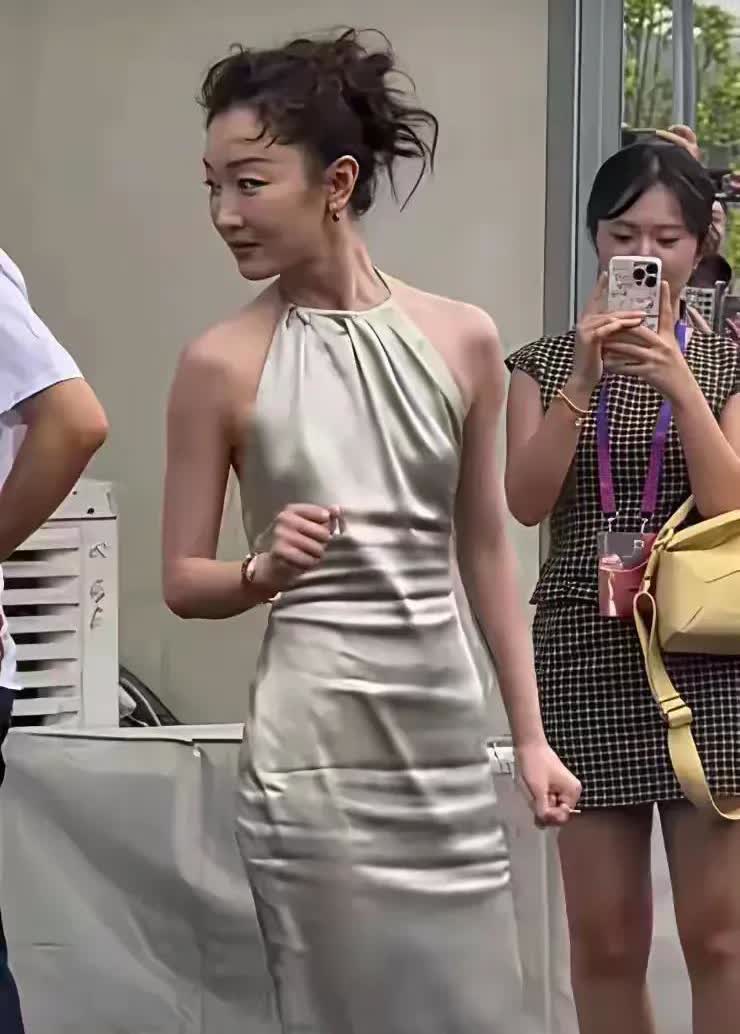 周冬雨也有美丽的烦恼吧，几十年来身材与容颜始终不变，说她是中学生一点都不冤，柴瘦