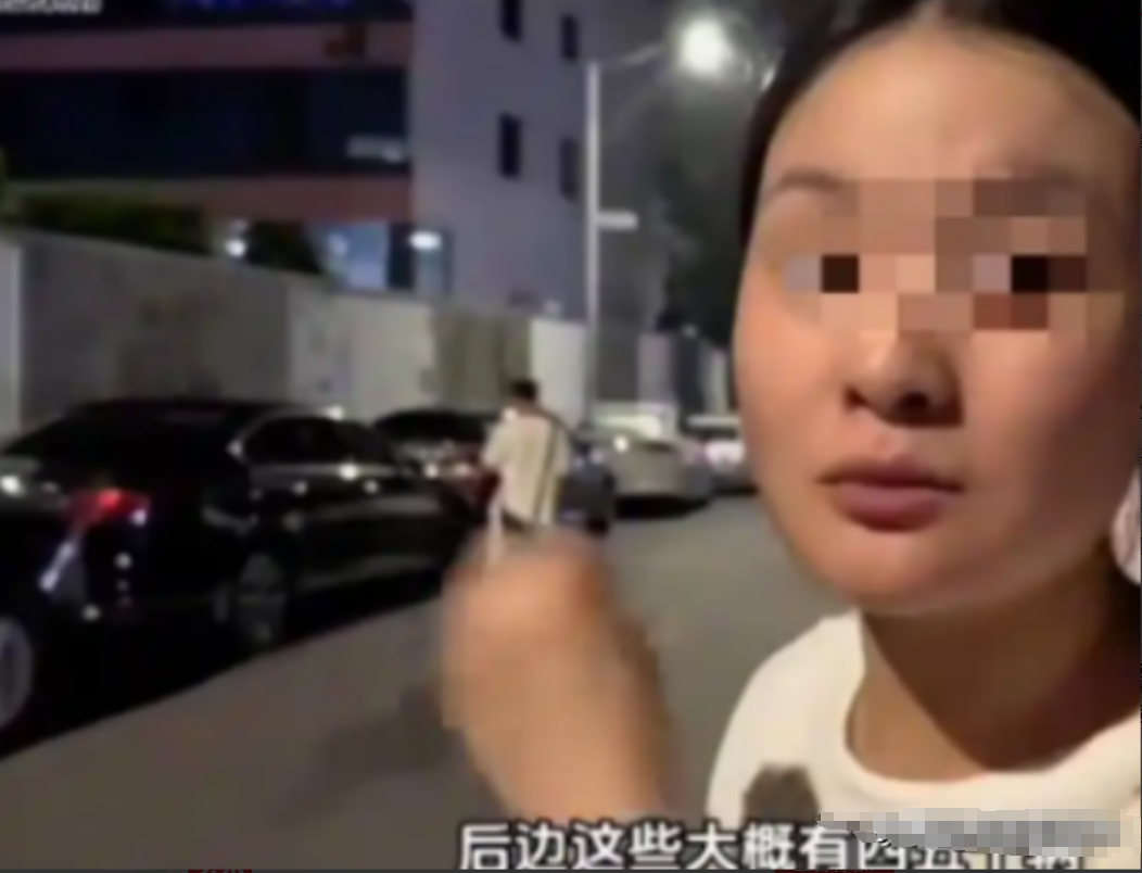 “想钱想疯了！”2月，一对20多岁的年轻小夫妻，靠晚上出来拍违章车辆，然后再上传