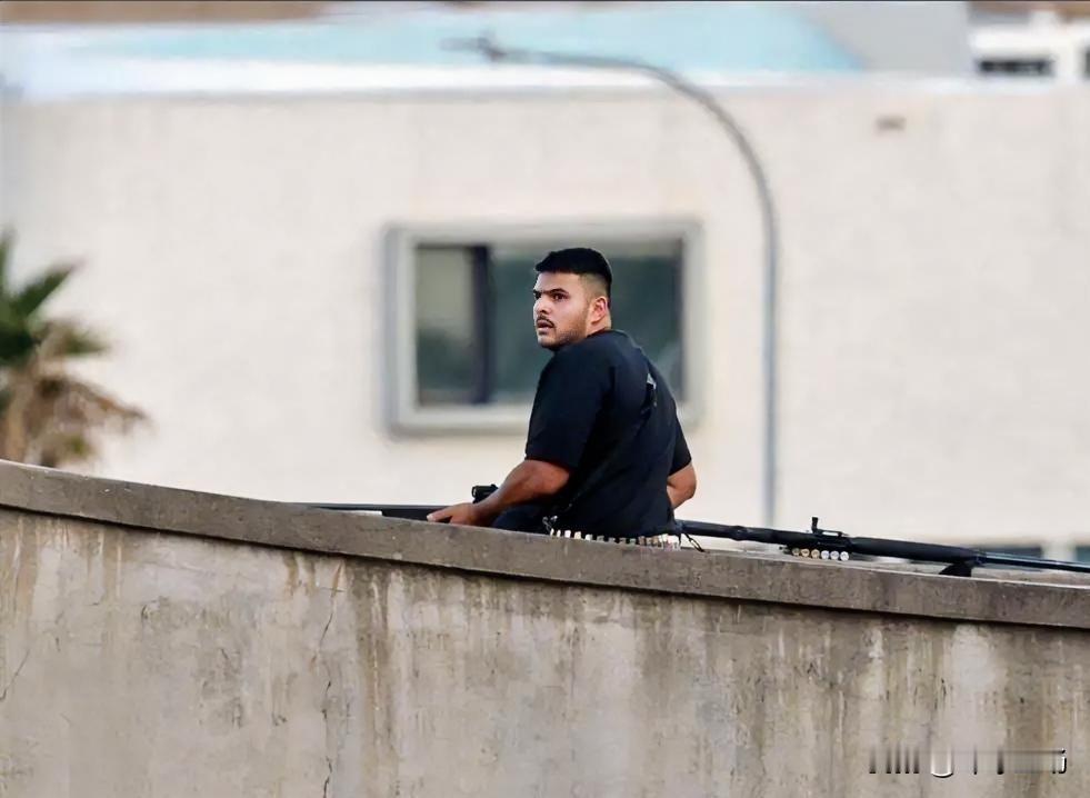 今天澳洲邦迪海滩枪击案嫌疑枪手身份已确认，为25岁的纳维德·阿克拉姆。有目击