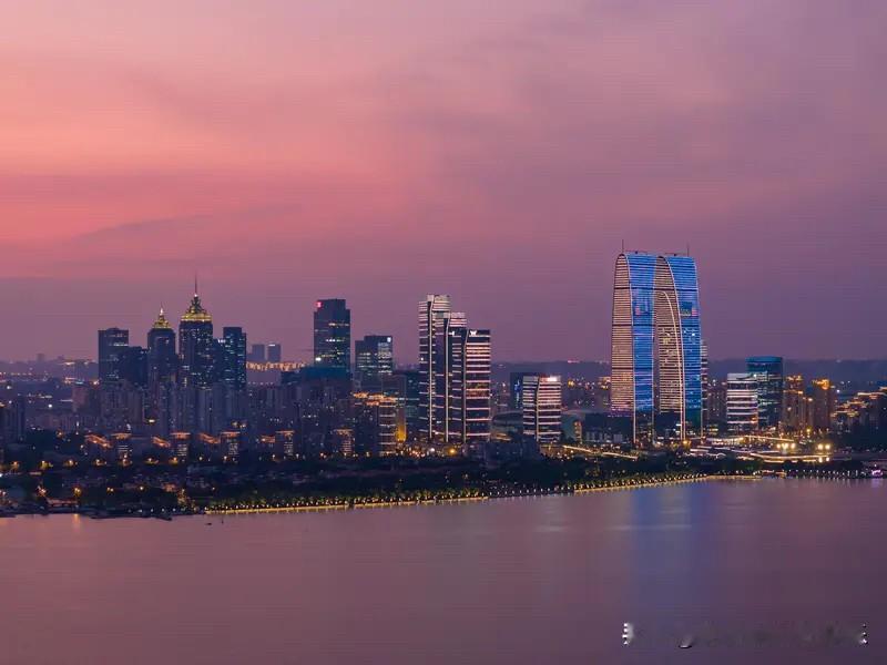 这两年苏州房价下跌，也让苏州的那些房东知道了谁才是苏州楼市的一哥。苏州楼市在过