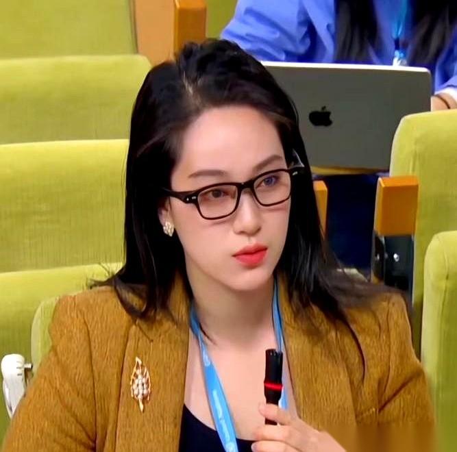 联合国例行记者会现场，出现了让老外十分纳闷的一幕！别的外国记者都在疯狂记笔记，