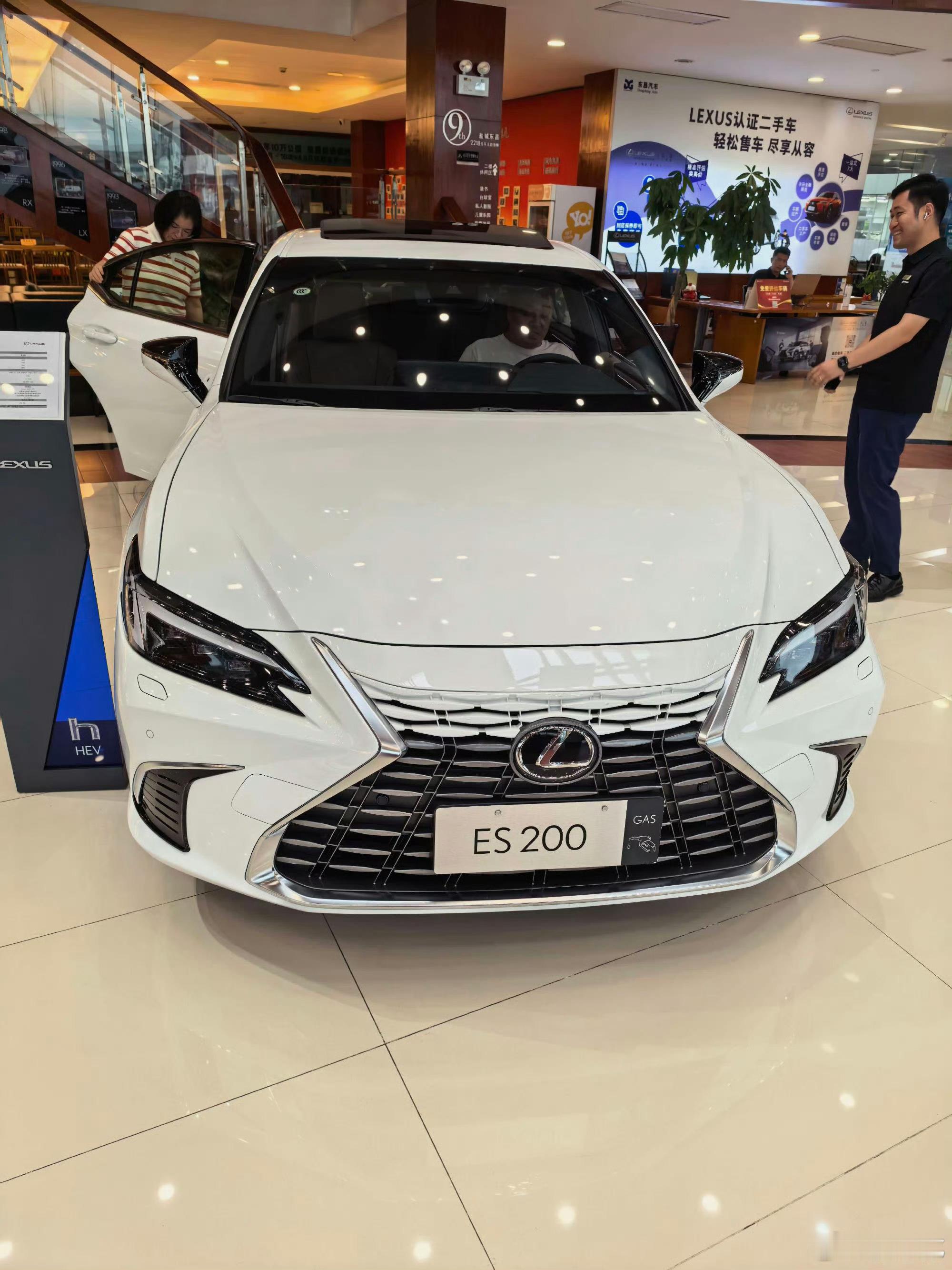 #新能源汽车燃油车#前阵子陪一个大哥给大嫂买车[并不简单][并不简单]这大哥家里有埃尔法、柴油途锐、