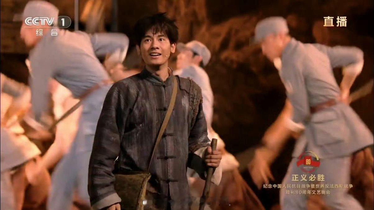 文艺晚会不是，怎么没人提前预告今晚文艺演出这么精彩啊！！！得亏我看了眼手机推送央
