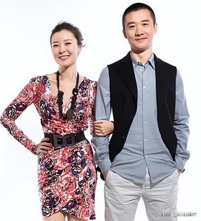 2011年，39岁的柯蓝恋上黄志忠，黄志忠不顾一切与结婚13年的琼瑶女郎