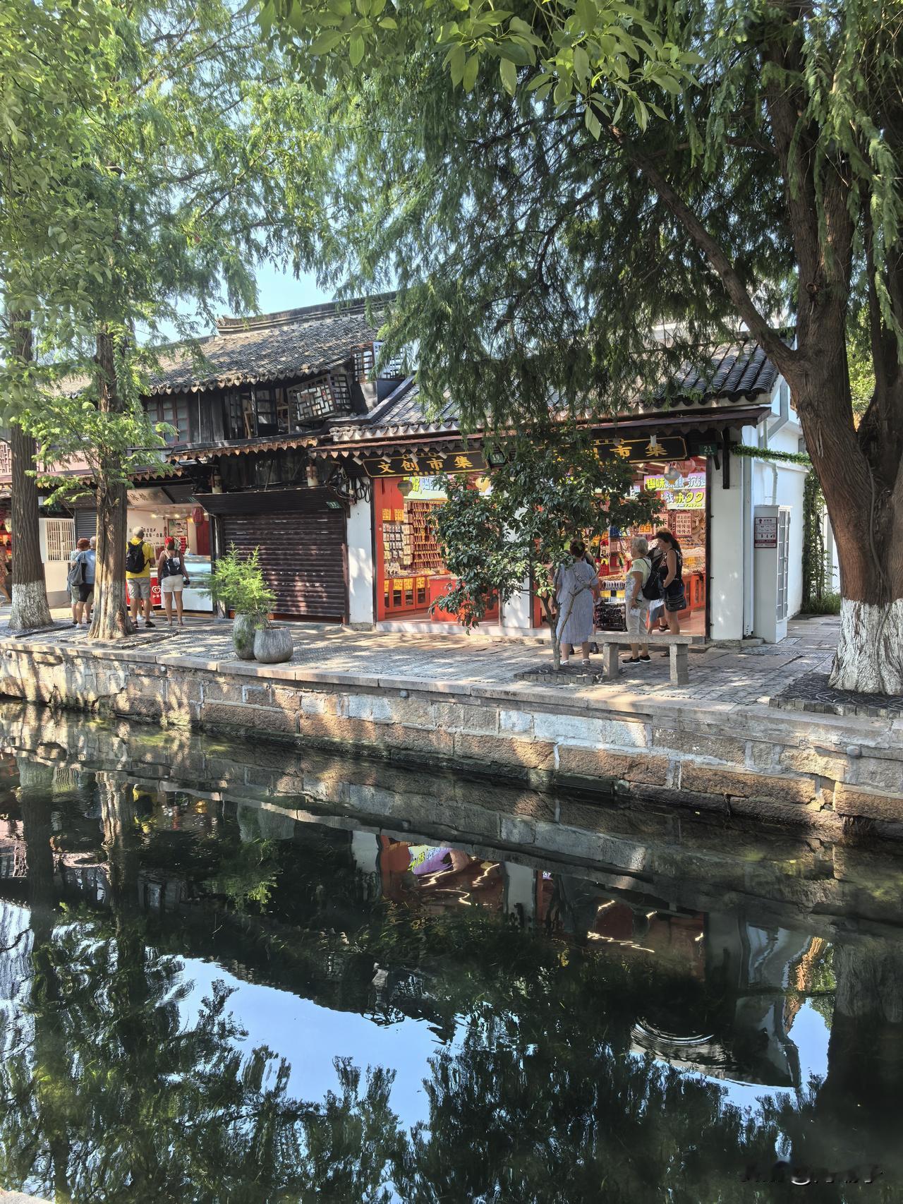 今天是2025年9月5日，上海仍然是高温天气，上午去上海著名旅游景点朱家角古镇转