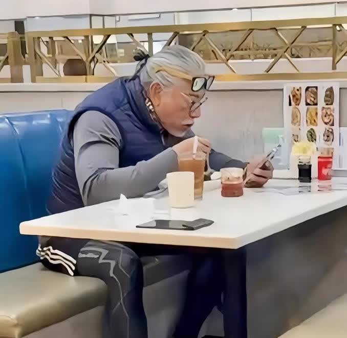 电视上是让人牙痒痒的“坏人”，但在现实中是一位和蔼可亲的老人，不过他才62岁看起