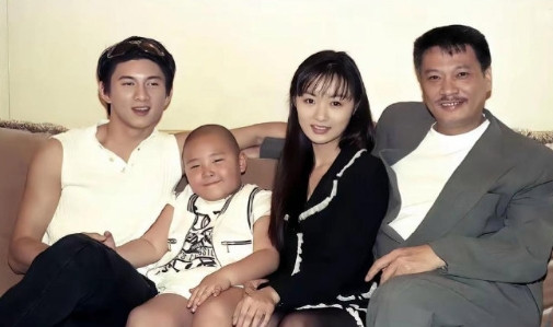吴孟达、吴奇隆和郑家榆20多年前的一张合照，吴孟达好像从来都没有年轻过！​​​