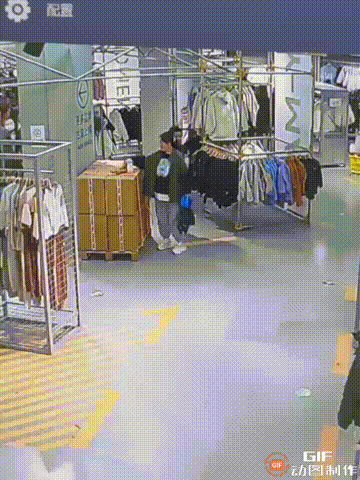 这一家五口要“出名”了！河北邯郸一家五口逛服装店时，妈妈带着儿子和女儿在前面走，