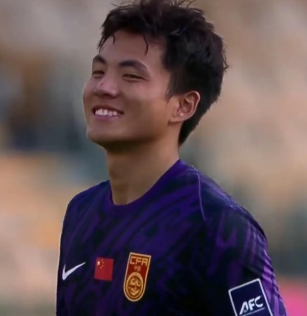 这小哥太帅了。国足U23门神李昊，想必很多人都不知道他是从哪冒出来的！但就是这