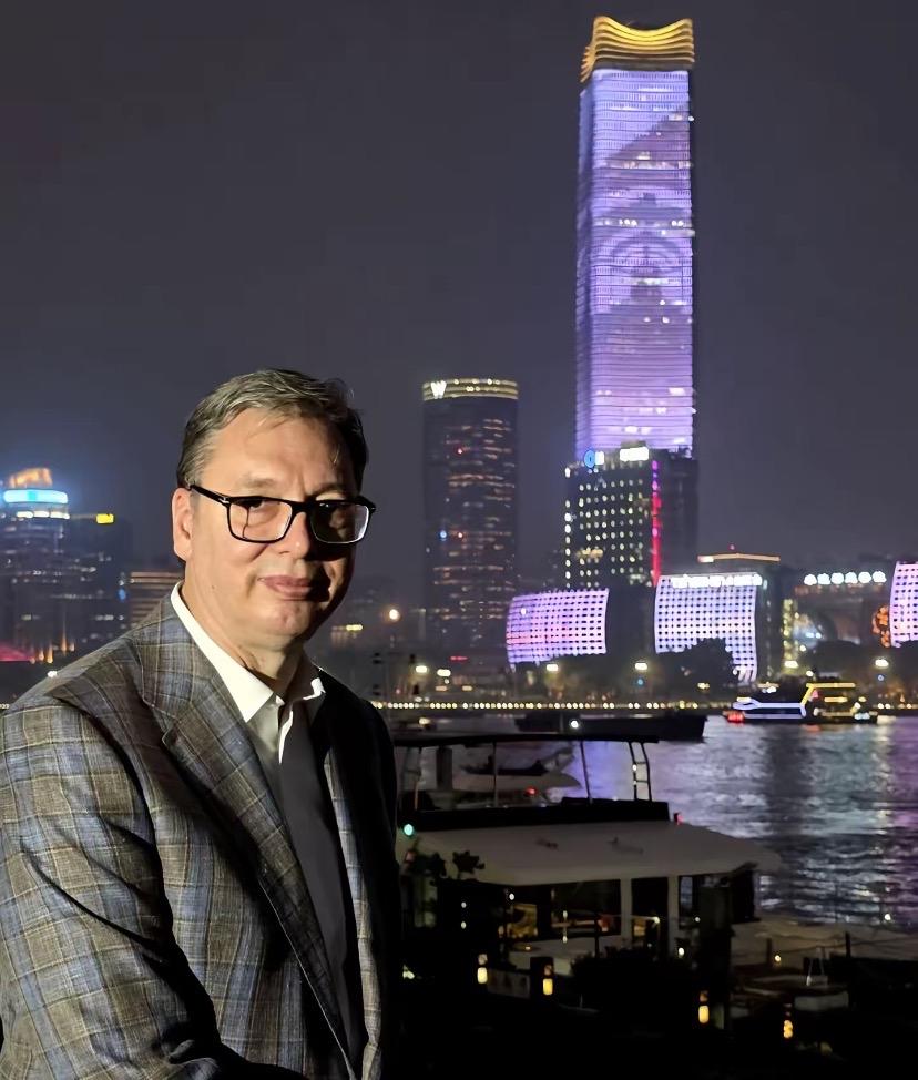 武契奇夜游外滩有多让人感慨？黄浦江夜景亮了！5月27日，武契奇到了上海外滩。