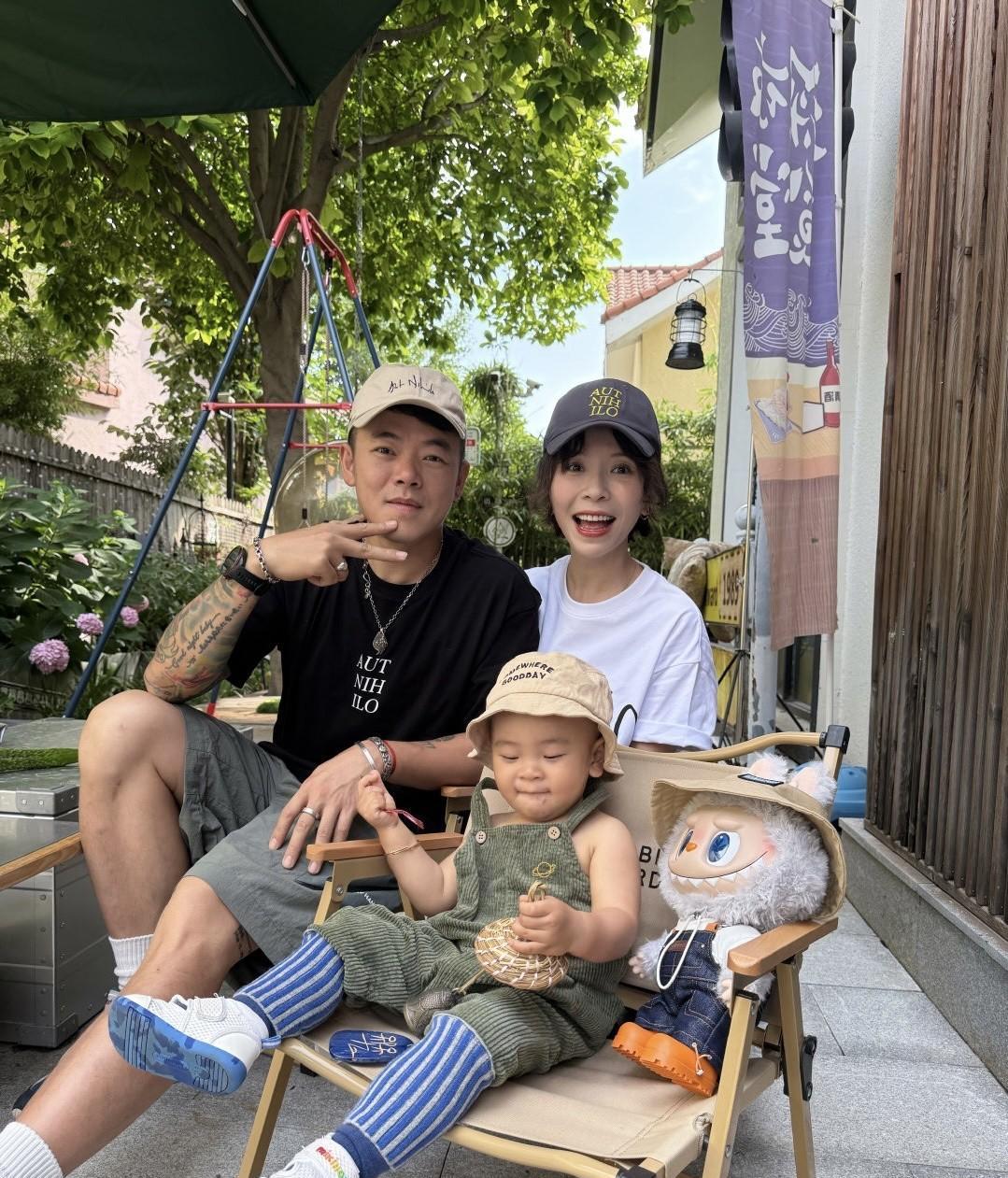 #记录我的2025#黄雅莉一向非常喜欢自己改造衣服，看样子她儿子阿布的背带裤也