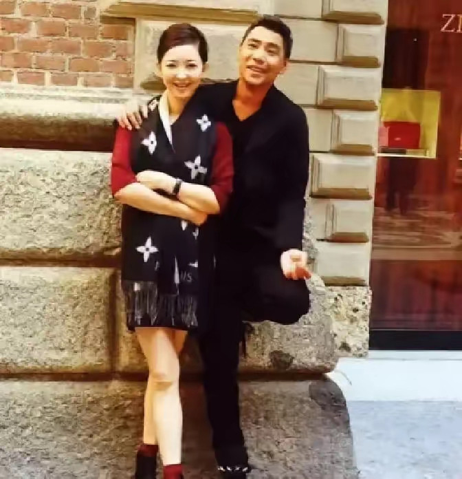 1989年，22岁的歌手屠洪刚在美国演出时，遇到了年仅19岁的中美混血美女黛西，屠洪刚被深深地吸引了