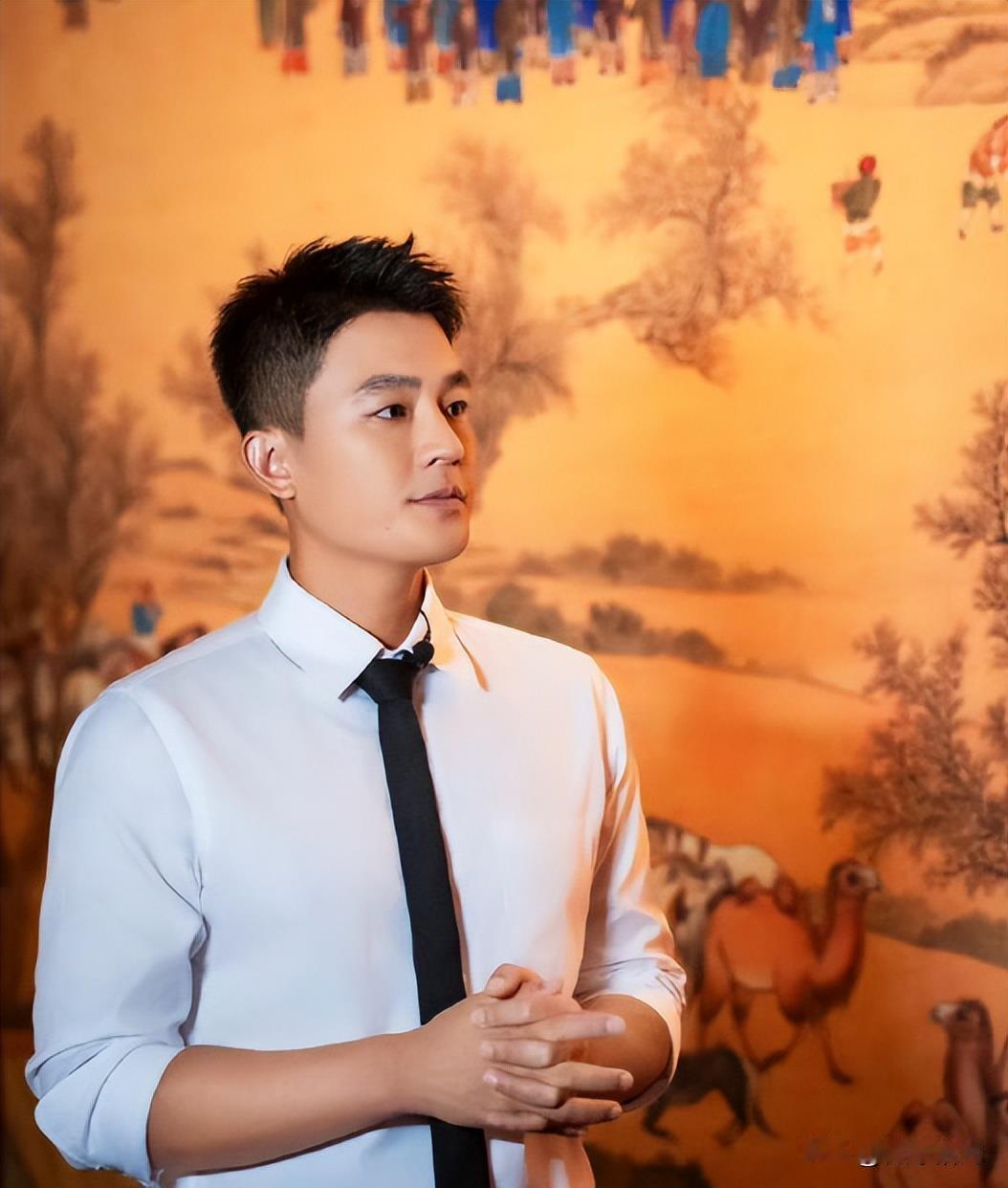 演员欧豪在采访中聊到饰演《生万物》封大脚的准备工作：为演好这个庄稼汉，他专门到农