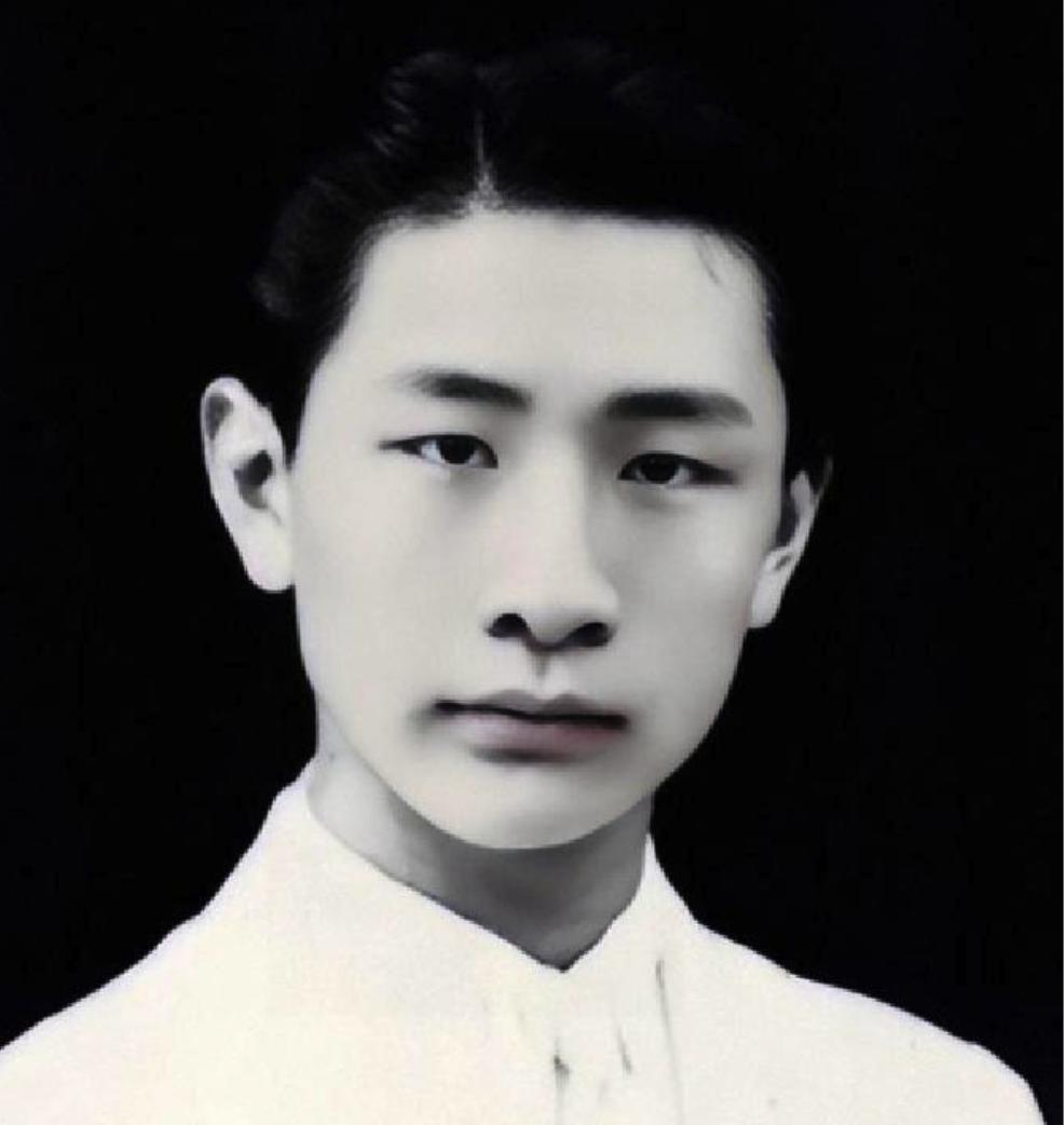 1940年8月,冯运修梦中惊醒!院外脚步声诡异,他急去烧机密文件,墙头突现黑影,