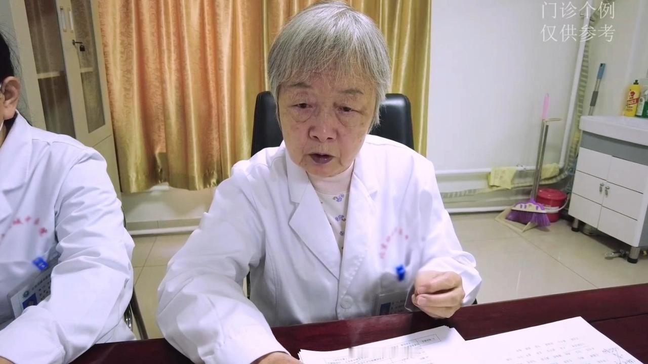 这胃就像个漏水的破锅，我给你补，你天天拿锤子砸，这病能好吗？上周门诊，有个小