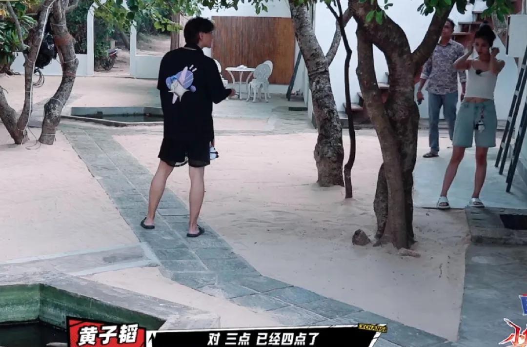 民宿里，来了两名客人办入住，但客人订的房间还有人在睡觉，徐艺洋瞬间慌了，不知道怎