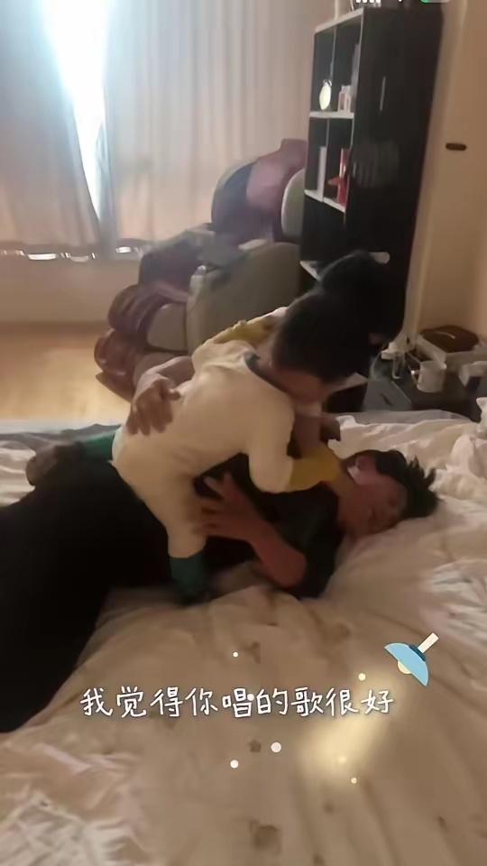 苏醒老婆廖语辰，带着两个儿子在厨房忙活一整天，就为了给他过个父亲节。​大儿子像