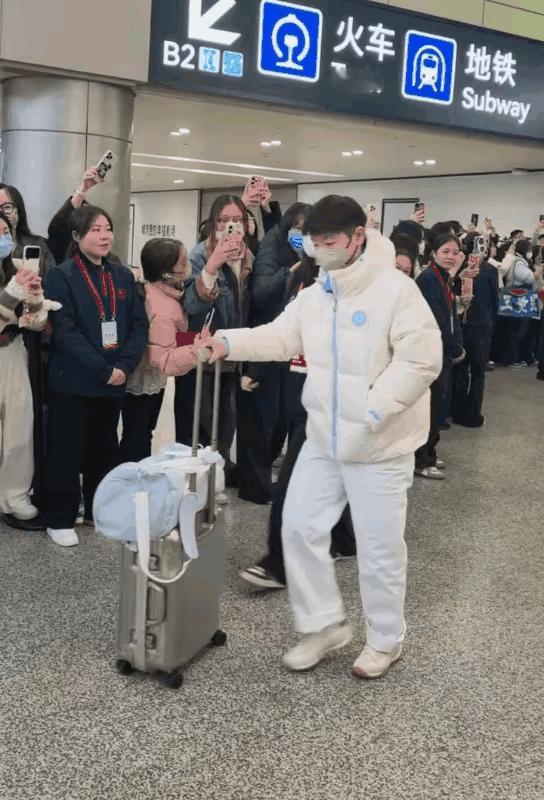 孙颖莎落地成都，一起身白衣不到2000元，还不如王富贵一双鞋贵！莎莎一般穿平价