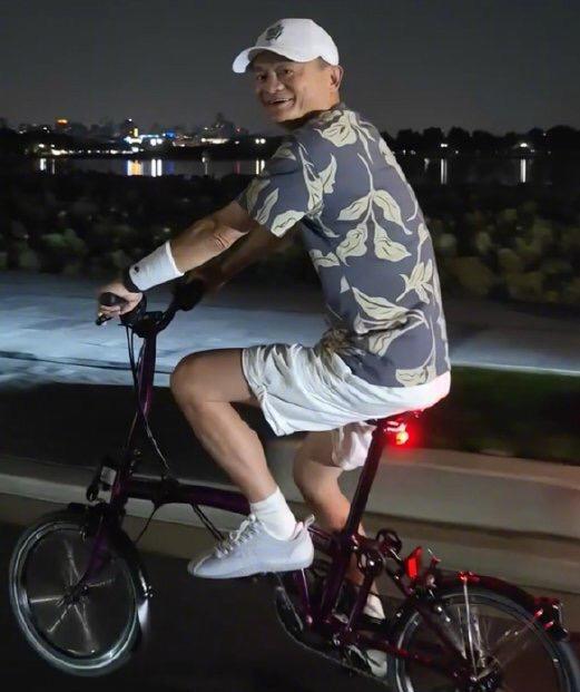 7月17日，马云在杭州骑单车夜游西湖，白色棒球帽运动服，年轻了不止20岁，无保镖