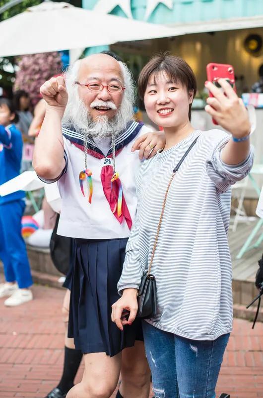 39岁那年才得了这个老三闺女。孩子上学后特别怕同学看见我，每次接送她都故意躲着我