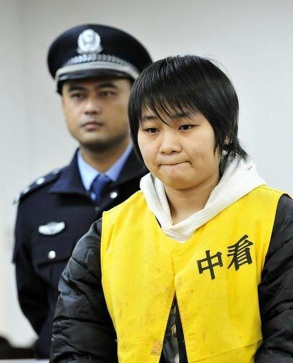2009年，广东中山一栋老公寓里邻居闻到恶臭报警。警察破门而入，当场头皮发麻：1