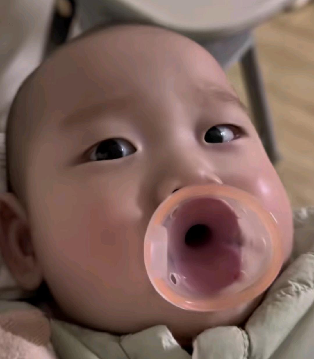 半夜不睡觉的娃，疯了的爹。双胞胎宝妈半夜想跟老公换下娃哄睡，没想到抱着怀里的，