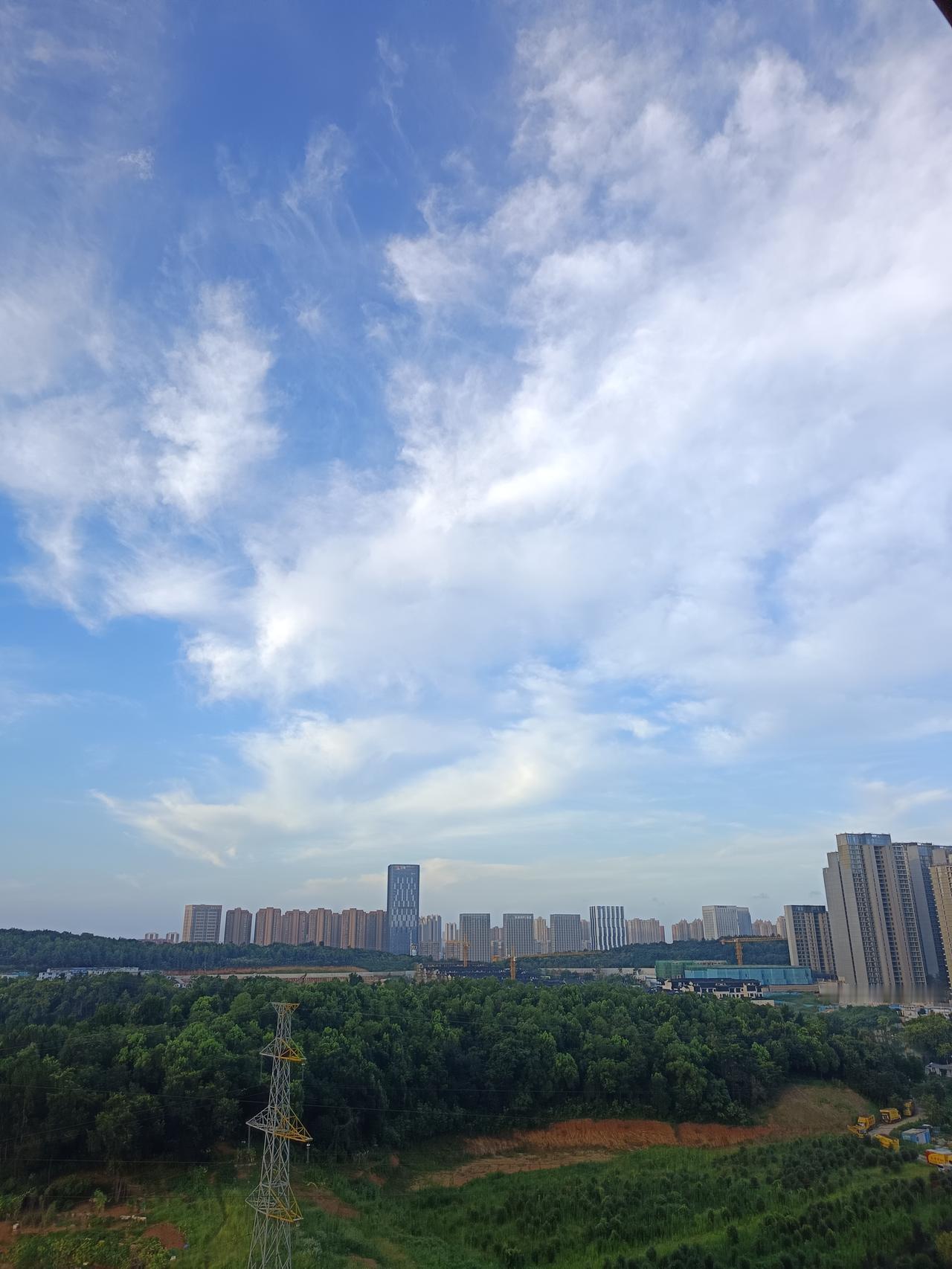 昨天晚上睡觉时怕台风偷袭武汉，我们睡觉时把门窗都关闭了，睡到空调房一整晚都没有醒