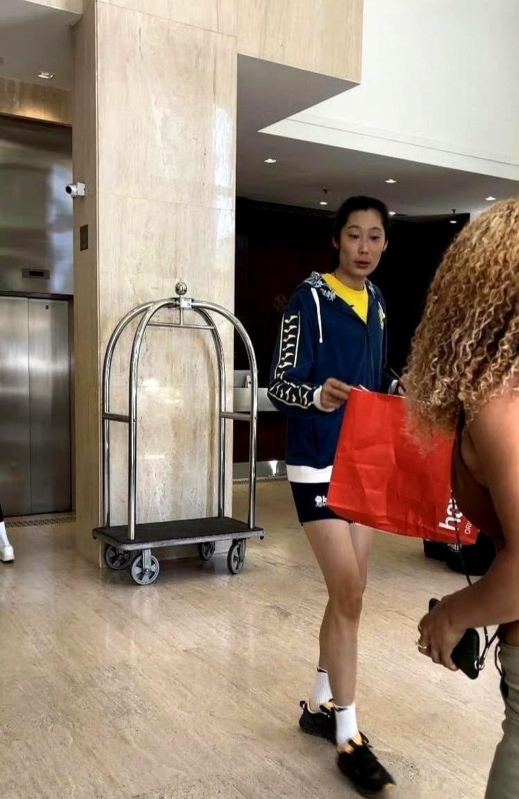 赛后通道里，朱婷的手指在颤抖。汗水浸透的球衣还黏在背上，她弯腰签下第37个名字