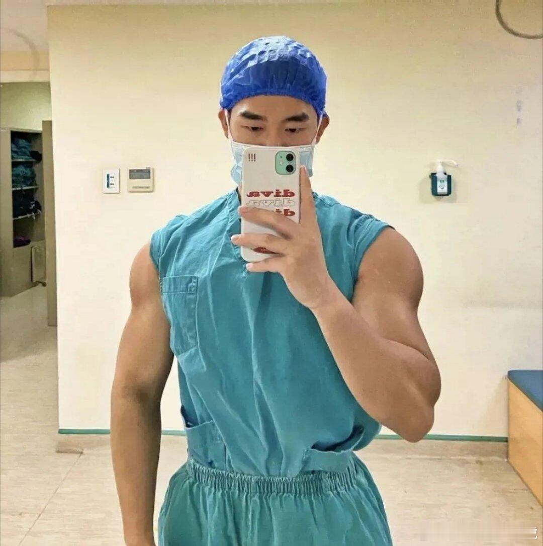 Samuelyli是一位来自新加坡的眼科硕士医生，同时也是备受关注的健身达人，在