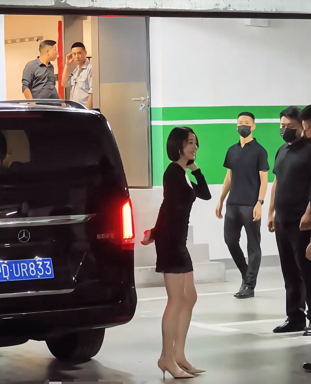 难怪当年能出演林黛玉，这体型一看就是美人胚子！