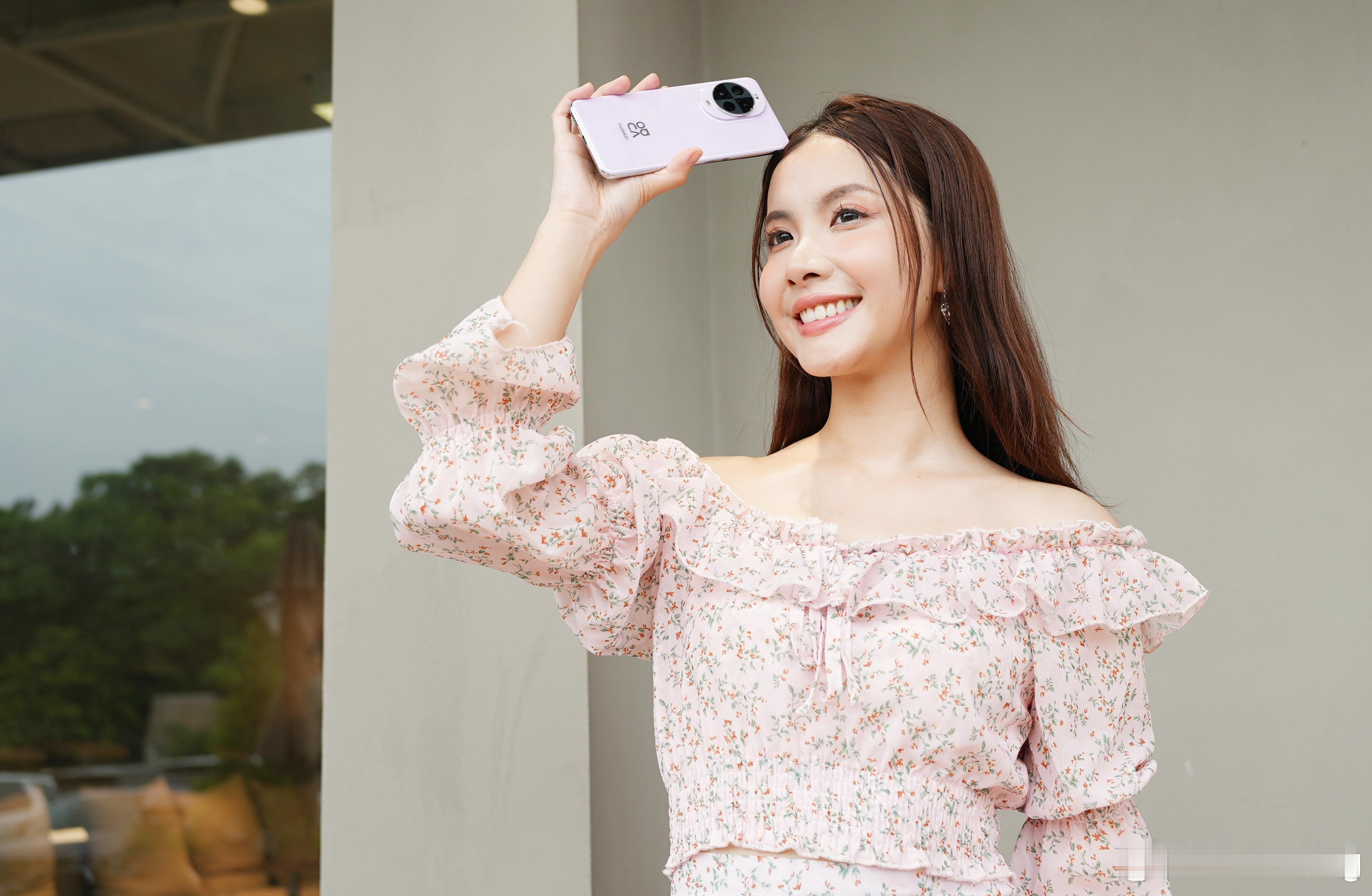 发几张华为Nova14Pro「冰晶粉」，第一眼就被这配色迷住了！在不同的光线