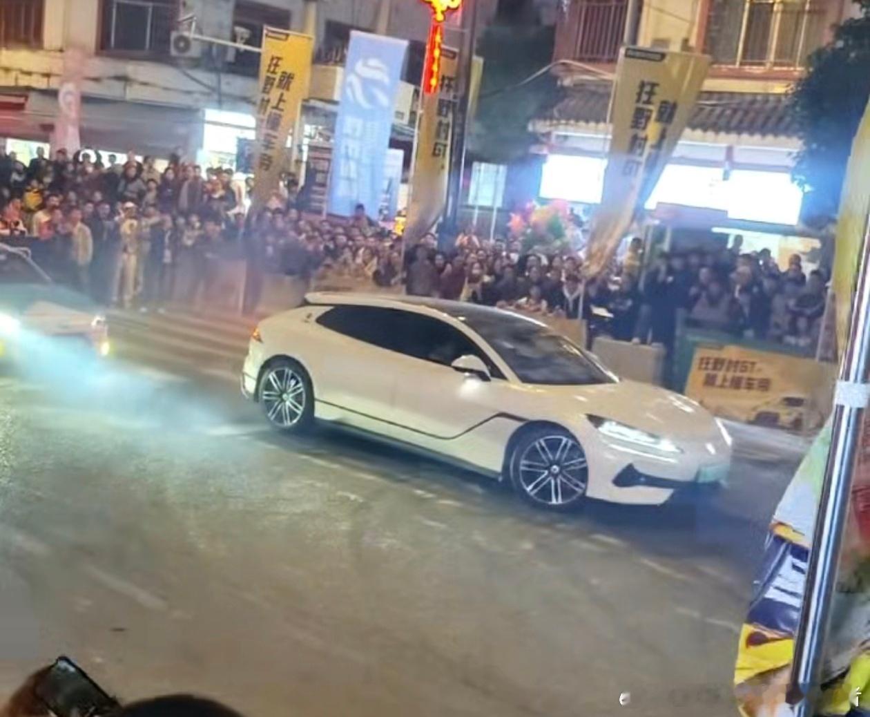 刚看了腾势Z9GT的漂移，电控的魅力体现的淋漓尽致。尤其是最后摆正的那个情况，