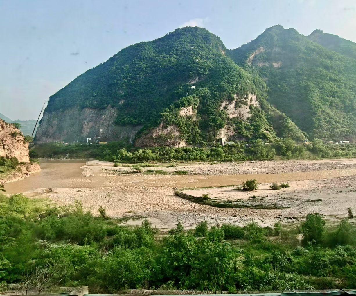 晒图笔记大赛列车穿行秦岭峡谷，青山层叠连绵，长河蜿蜒流淌山野。薄雾漫过层峦，村落