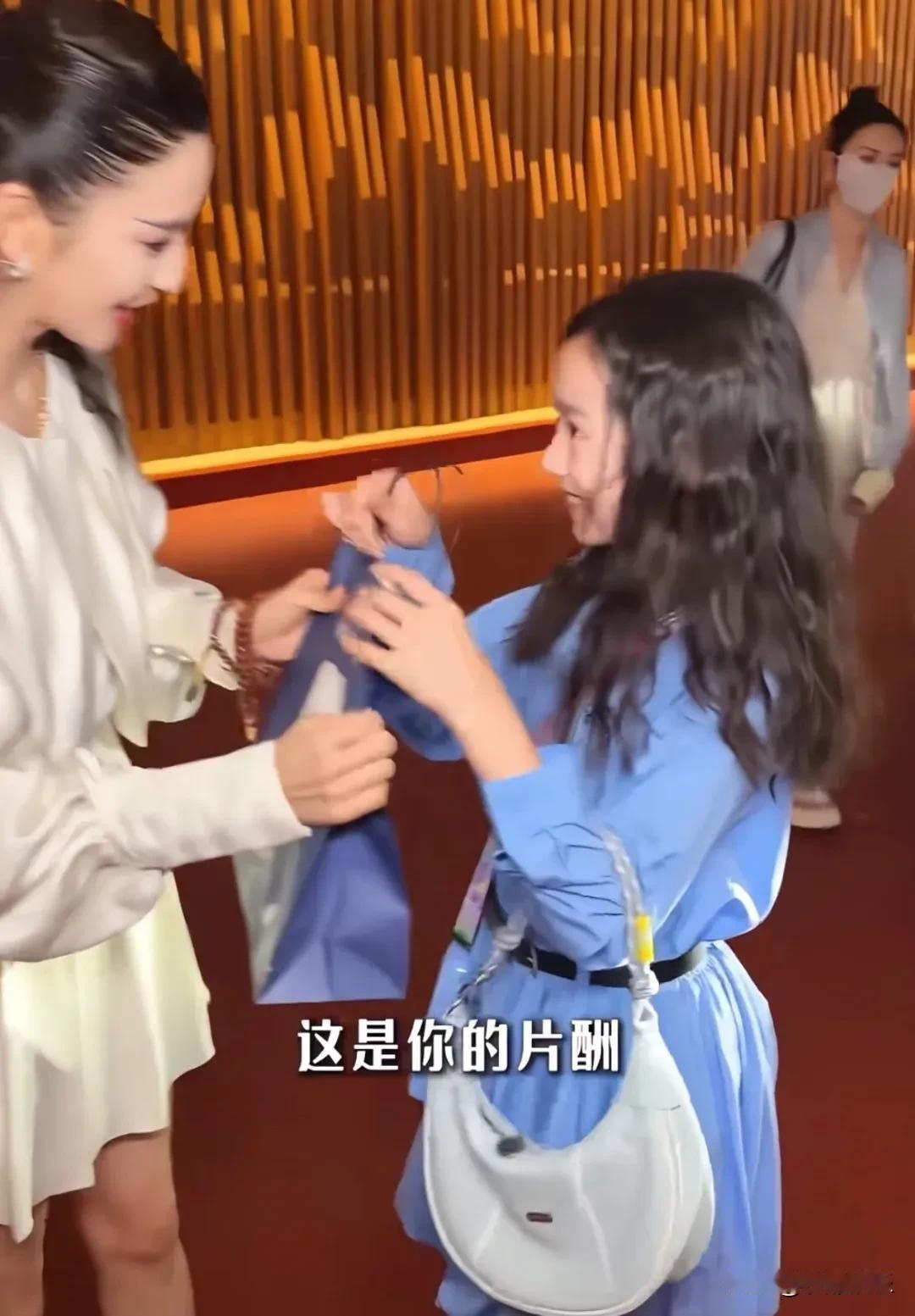 佟丽娅给小酒窝发片酬了，装在蓝色提兜里，小酒窝的反应笑死人了！8月14日，