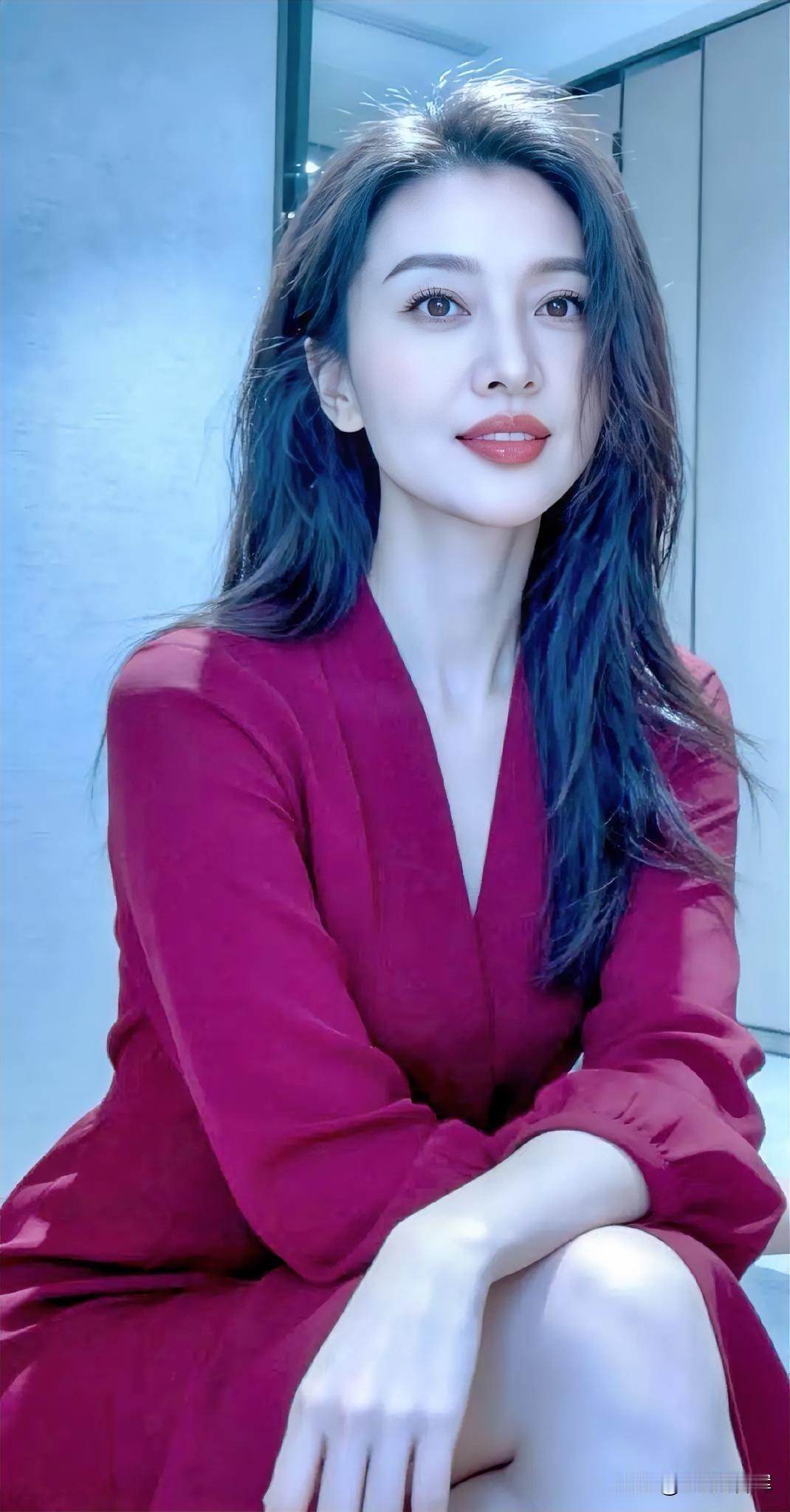 酒红为墨，她晕染出室内的温柔篇章。V领垂落优雅的弧度，长袖藏着风的软。发