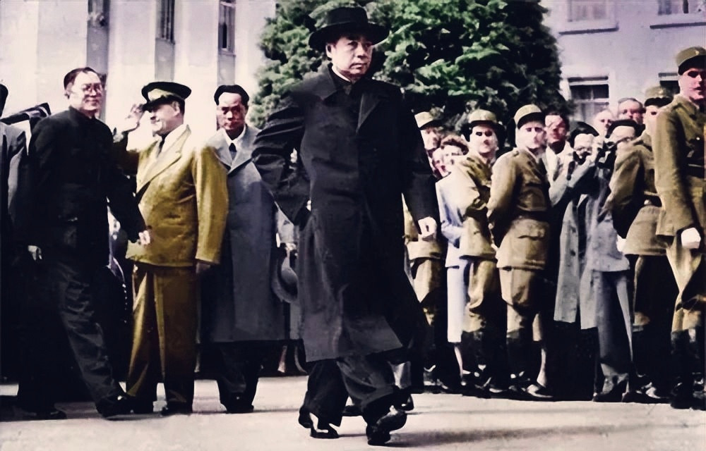 珍贵照片:周总理阔步向前！