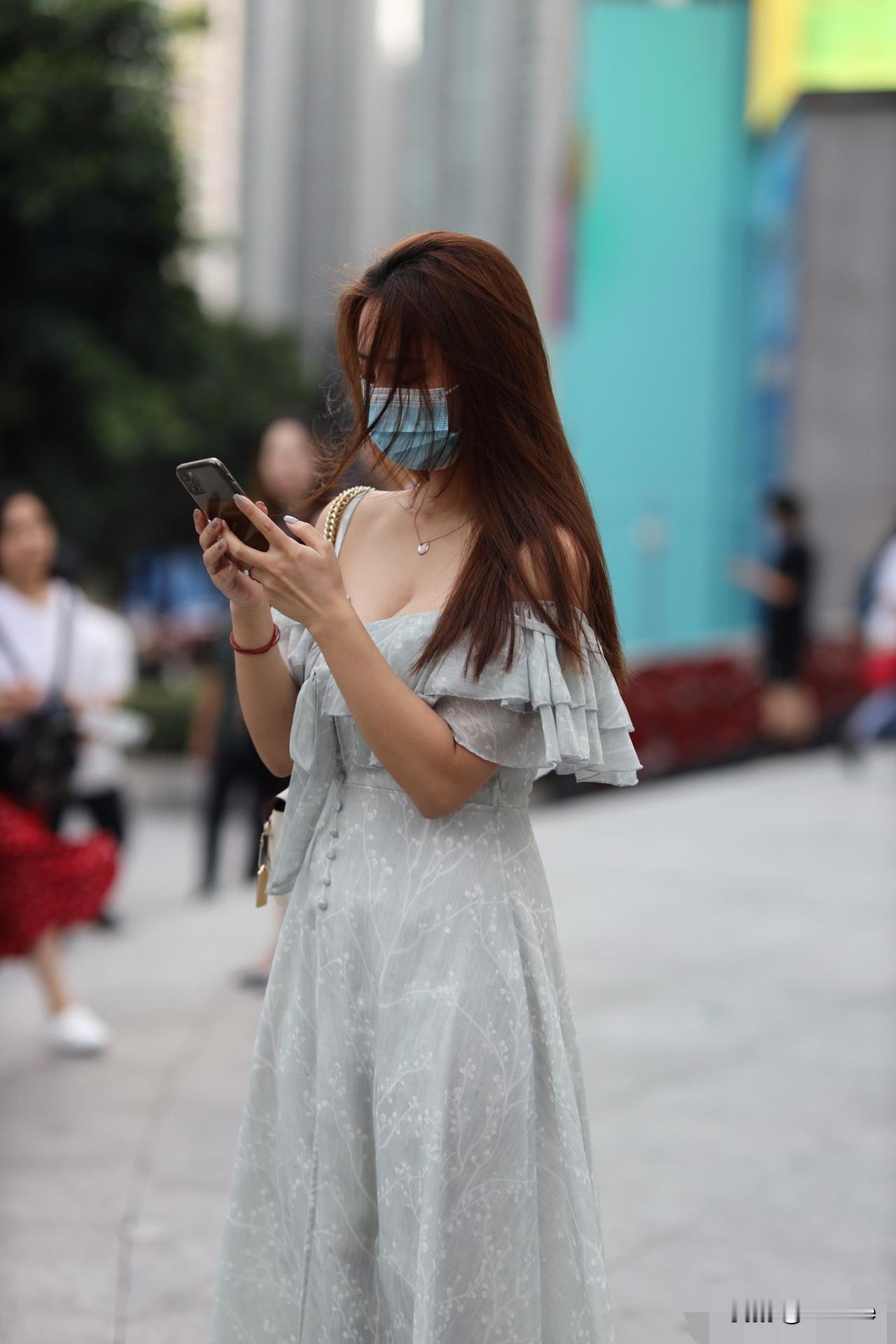 优雅漫步街头，轻纱裙摆随风飘逸