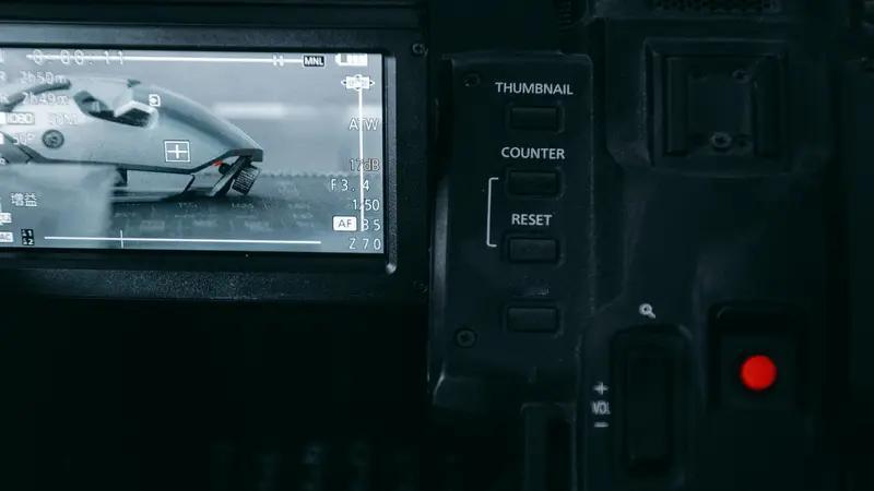 极客湾曝光媒体机特调，手机圈遮羞布被彻底撕碎！你买的旗舰手机，为啥和评测里