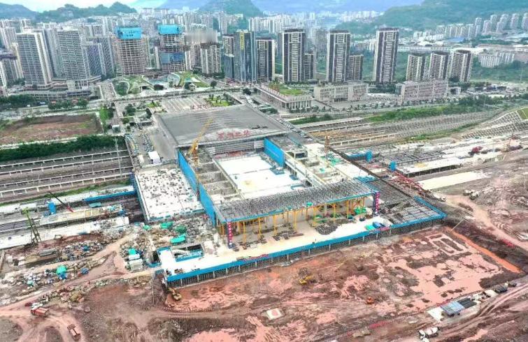 7月2日，随着最后一方混凝土浇完，渝万高铁万州北站扩建工程的站房主体正式封顶。这