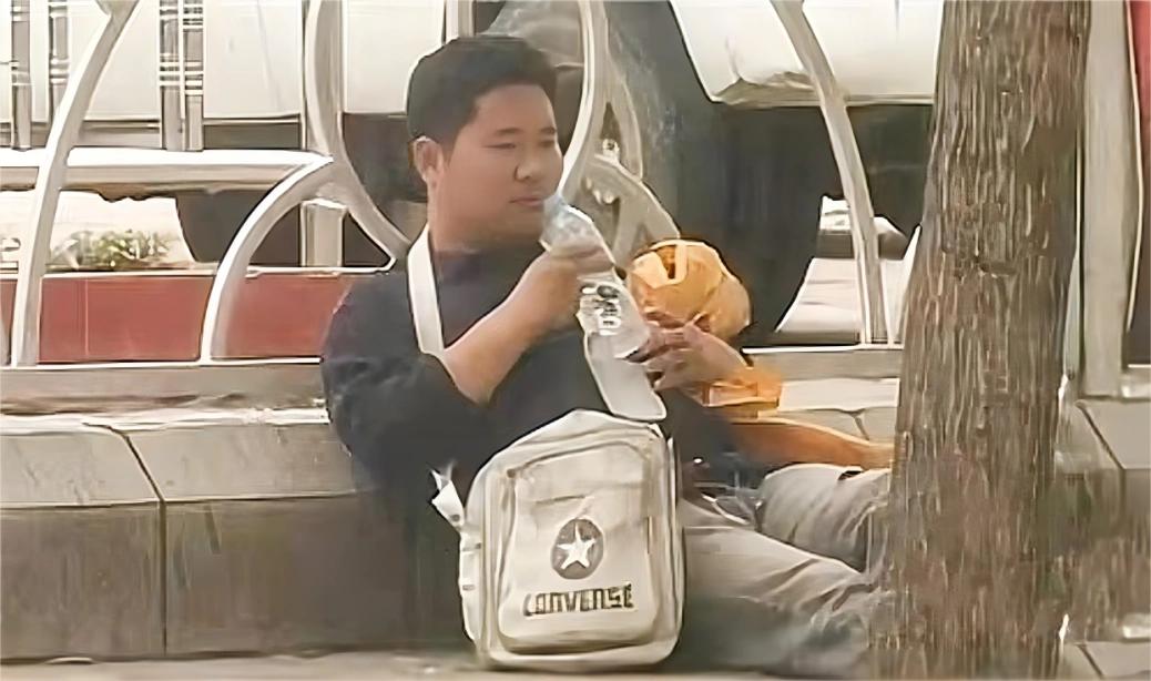 2007年，大学生崔松旺伪装成流浪汉，浑身散发恶臭，牙齿布满污垢，每天在垃圾桶旁