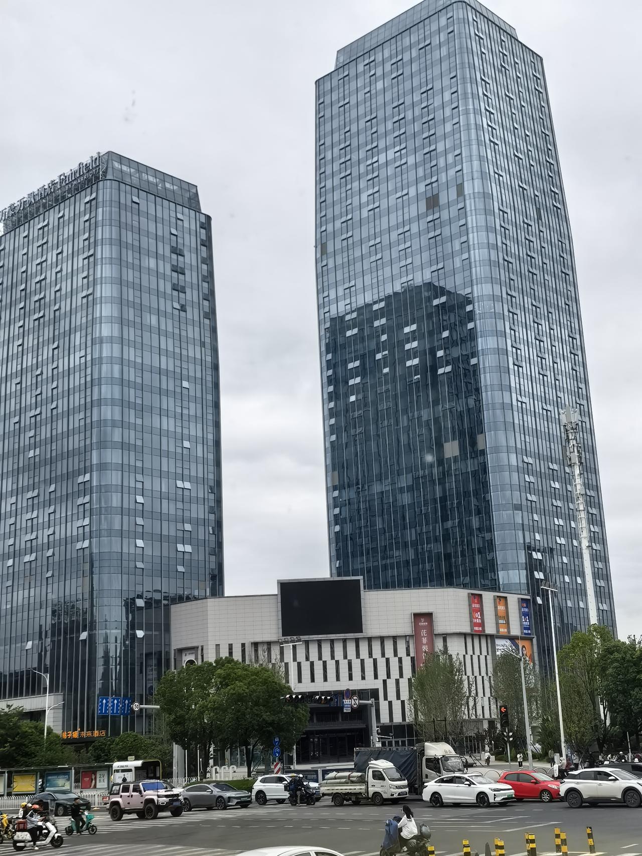 新希望集团公司在昆明投资的写字楼，位于西山区的大商汇片区，大商汇片区也是新希望在