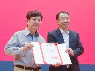 2012年，刚上任贵州大学校长的郑强在校园转了一圈，突然下令把满园老树全砍了。全