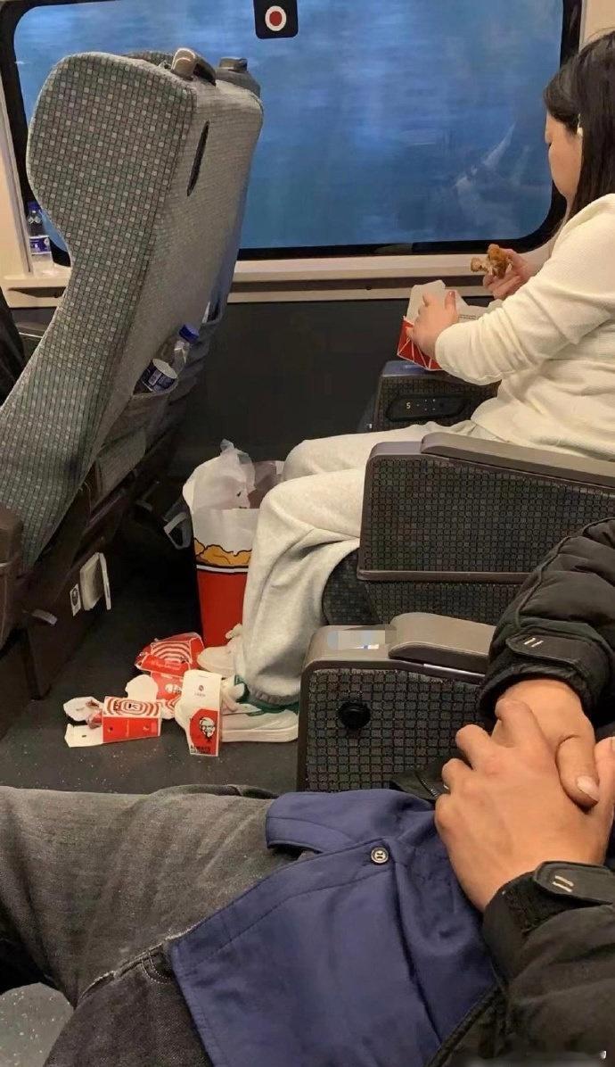我真的很想告诉她，高铁一等座的小桌板在哪里…坐高铁买到了特等座