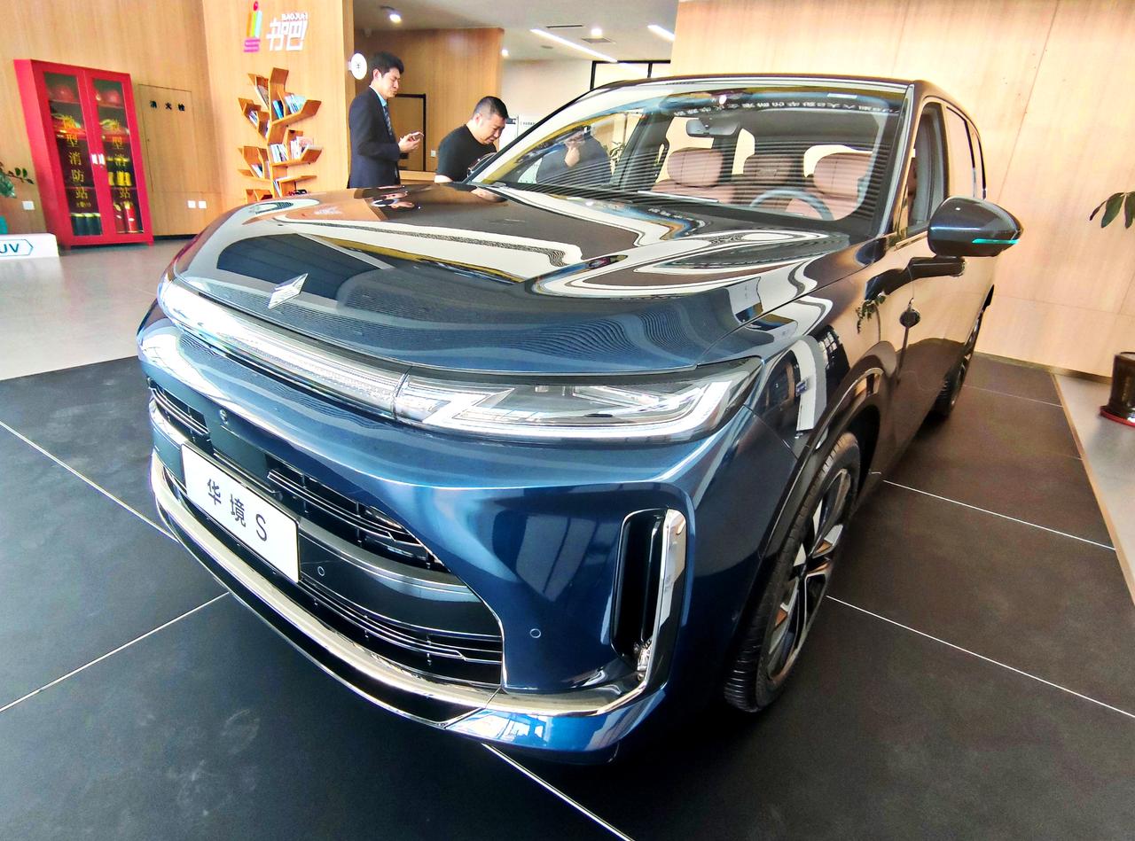 旗舰大六座SUV《华境S》时下，各大汽车厂家都在推出大六座SUV，上汽