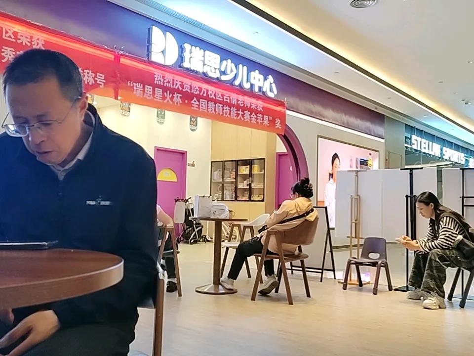 成都算不算国际大都市？我觉得很有戏。从历史文化看，宽窄巷子里蜀绣、川剧、盖碗茶